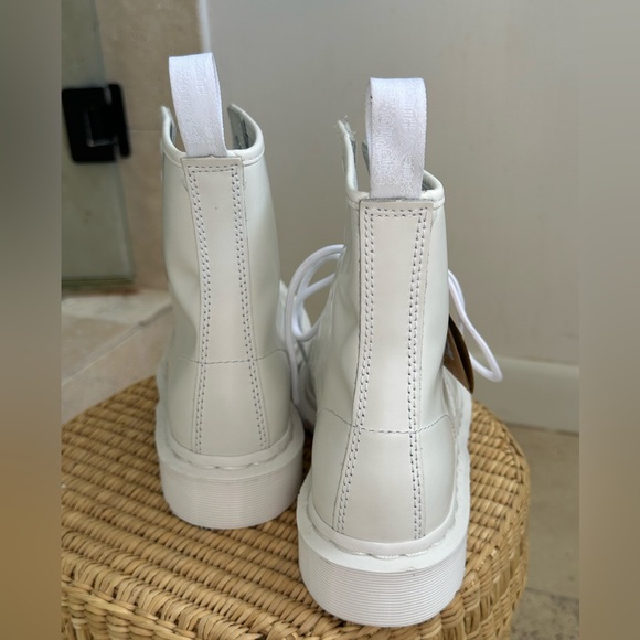 NWT Dr. Martens AirWalk - monochromatic white size US 7 - Picture 12 of 12